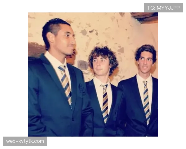 乔丹·汤普森训练完直接拎着爱马仕去接娃，这日子过得比偶像剧还离谱