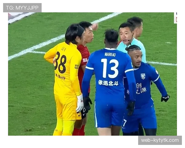 多名球员冲突时裁判如何判罚犯规与纪律标准解析