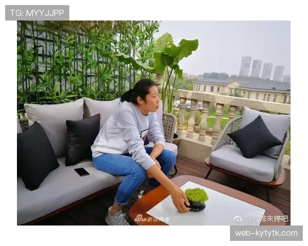 朱婷又晒豪宅照片，书架上竟然堆满了这样一堆“秘密武器”……